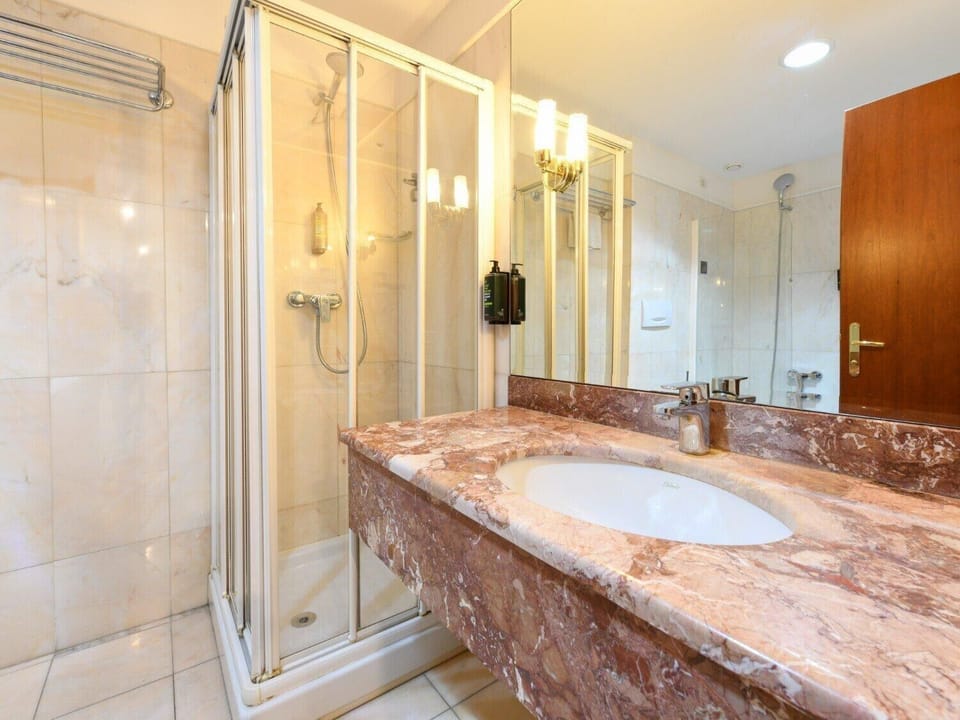 Shower, free toiletries, hair dryer, bidet