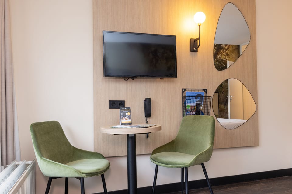 Comfort Double Room | Living area | Flat-screen TV, table tennis