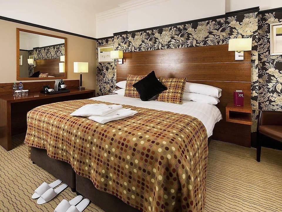 Privilege, Room, 1 Double Bed | Desk, iron/ironing board, travel crib, bed sheets