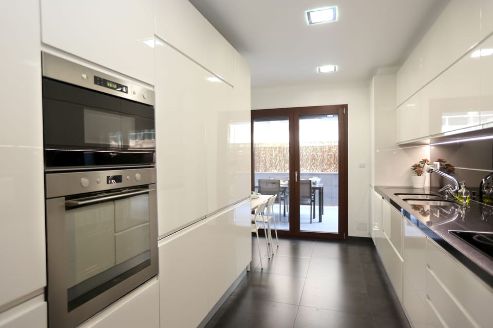 Cozinha moderna, totalmente equipada, também com acesso ao terraço.