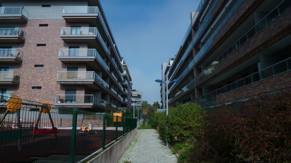 Zona residencial com parque infantil.