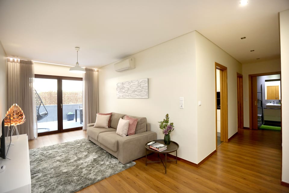 Sala com decoração moderna.