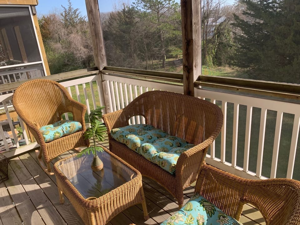2nd floor screened balcony