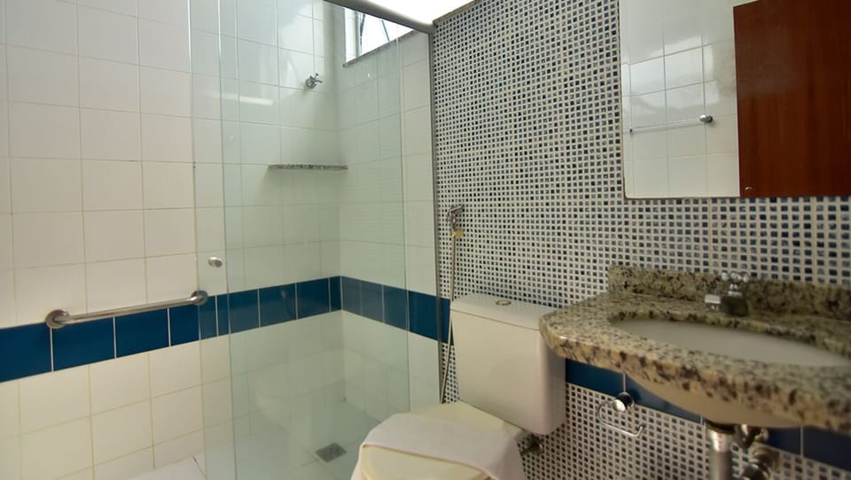 Standard Apartment | Bathroom | Shower, towels