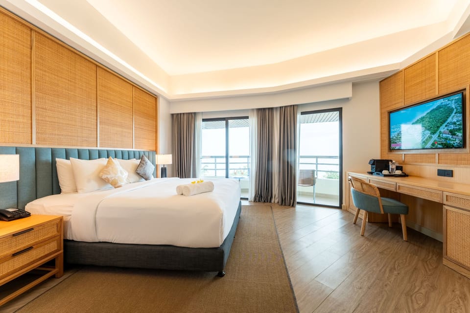Executive Suite, 1 King Bed, Sea Facing | In-room safe, desk, iron/ironing board, free WiFi