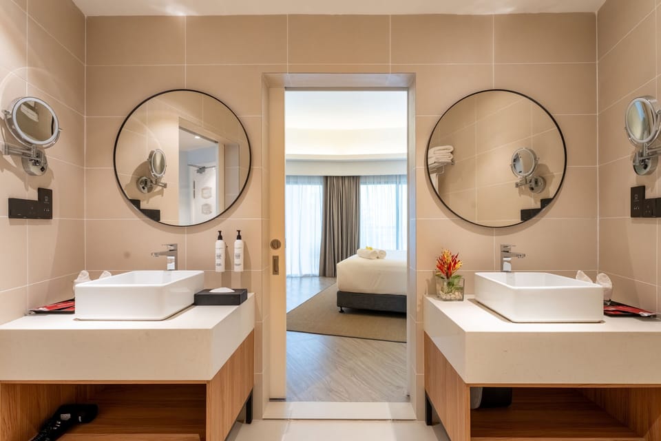 Family Quadruple Room | Bathroom | Shower, free toiletries, hair dryer, slippers
