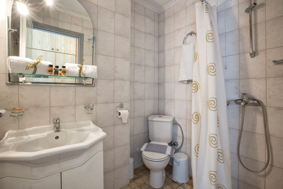 Shower, eco-friendly toiletries, towels