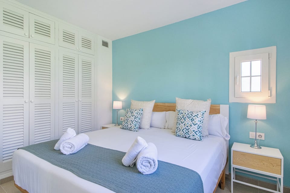 2 bedrooms, in-room safe, iron/ironing board, cribs (surcharge)