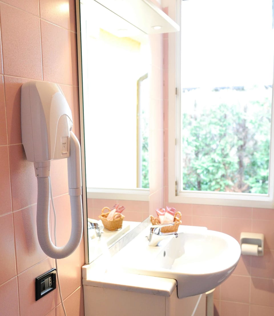 Comfort Twin Room | Bathroom | Shower, free toiletries, bidet, towels