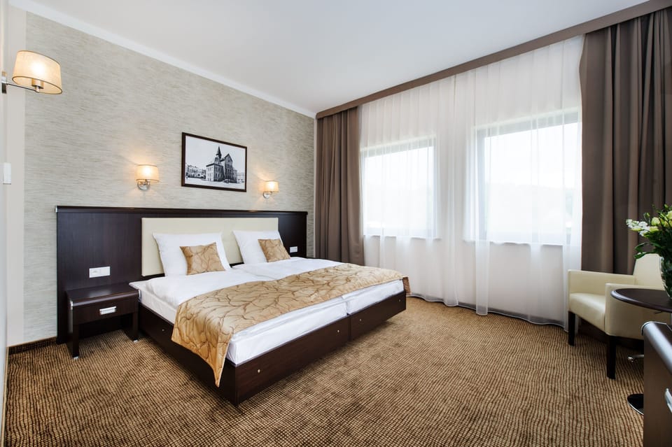 Single Room | In-room safe, desk, iron/ironing board (on request)