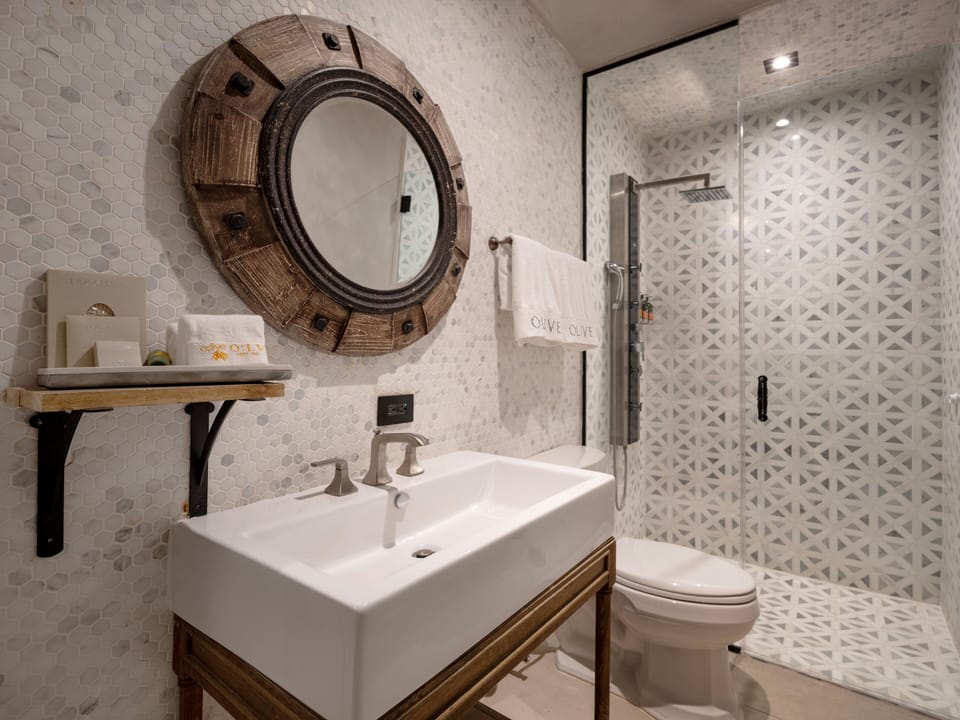 Suite (La Petite) | 1 bedroom, Frette Italian sheets, premium bedding, down comforters