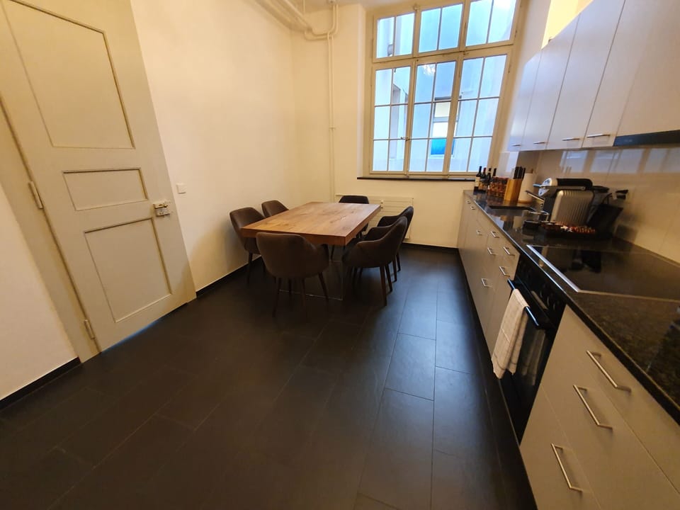 Business Apartment | Private kitchen | Full-size fridge, microwave, oven, stovetop