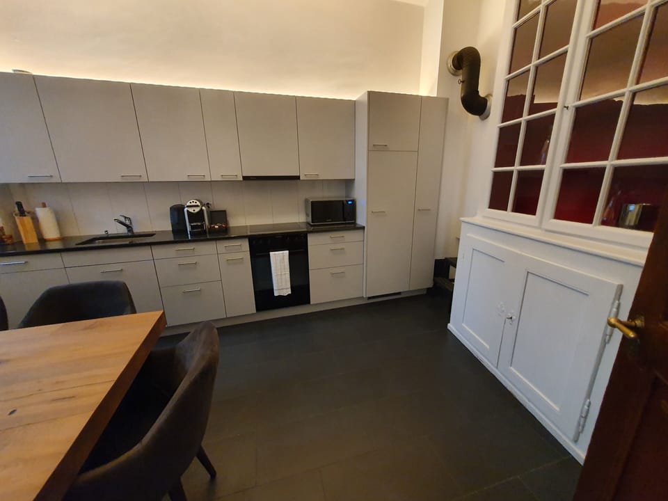 Business Apartment | Private kitchen | Full-size fridge, microwave, oven, stovetop