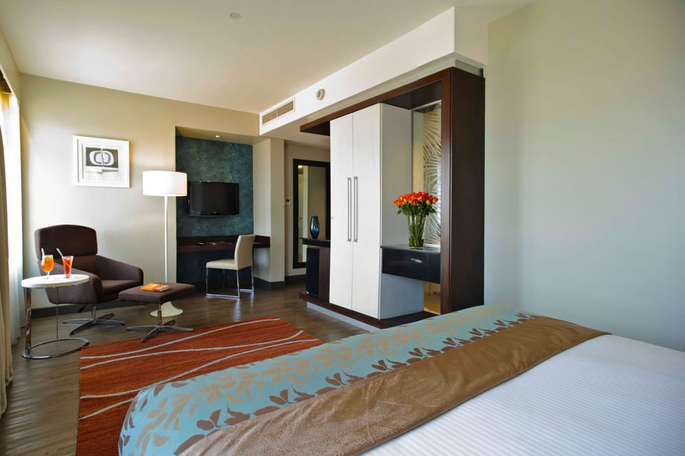 Junior Suite | Minibar, in-room safe, desk, blackout drapes