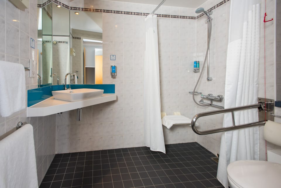 Standard Room, 1 Double Bed, Accessible (with Free Hot Breakfast) | Bathroom | Shower, eco-friendly toiletries, hair dryer, towels
