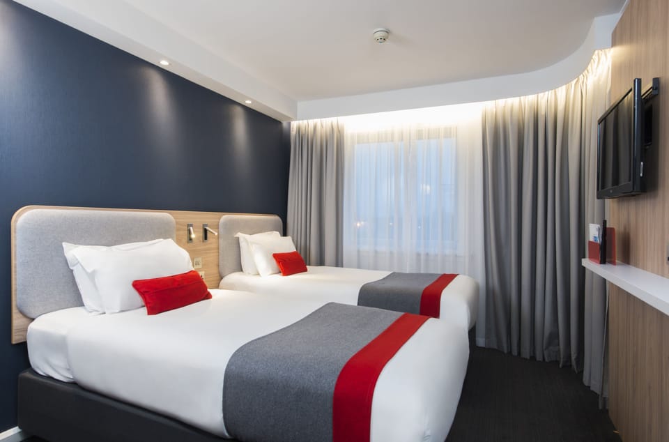 Standard Room, 2 Twin Beds (with Free Hot Breakfast) | Desk, laptop workspace, blackout drapes, iron/ironing board