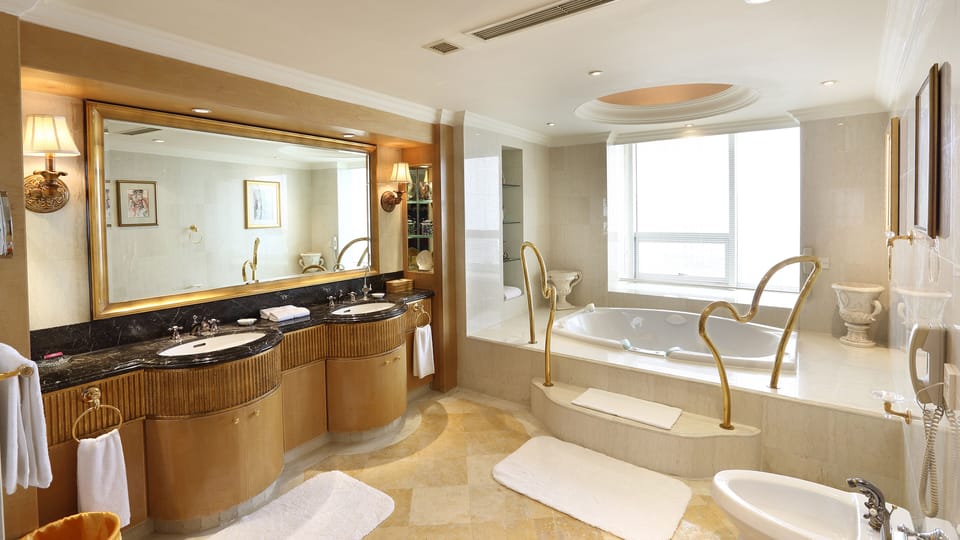 Standard Room (Upgraded) | Bathroom | Combined shower/tub, free toiletries, hair dryer, bathrobes