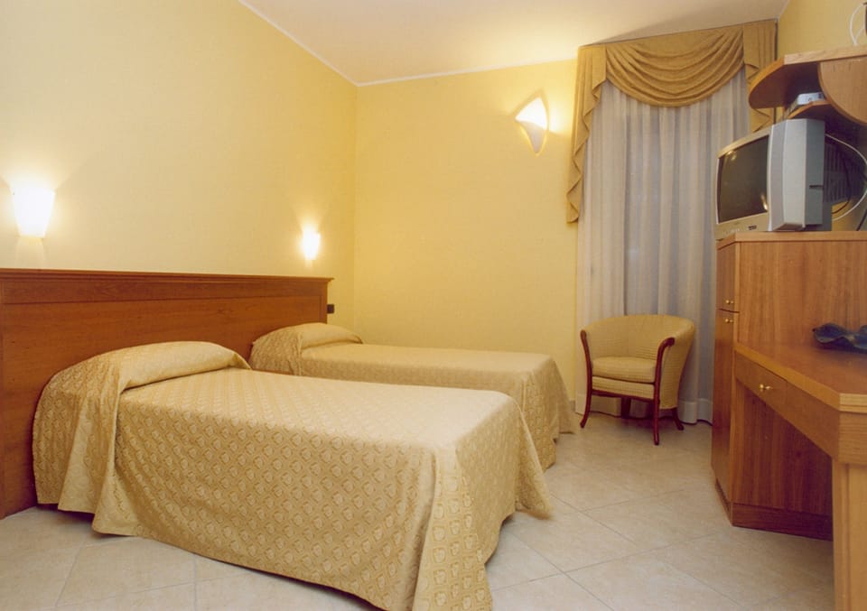 Double or Twin Room | Minibar, in-room safe, desk, cribs/infant beds