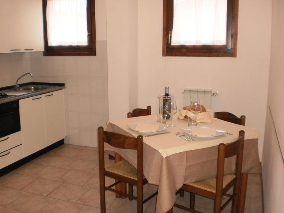 Fridge, oven, stovetop, coffee/tea maker