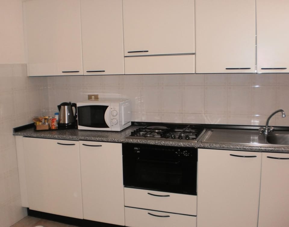 Fridge, oven, stovetop, coffee/tea maker