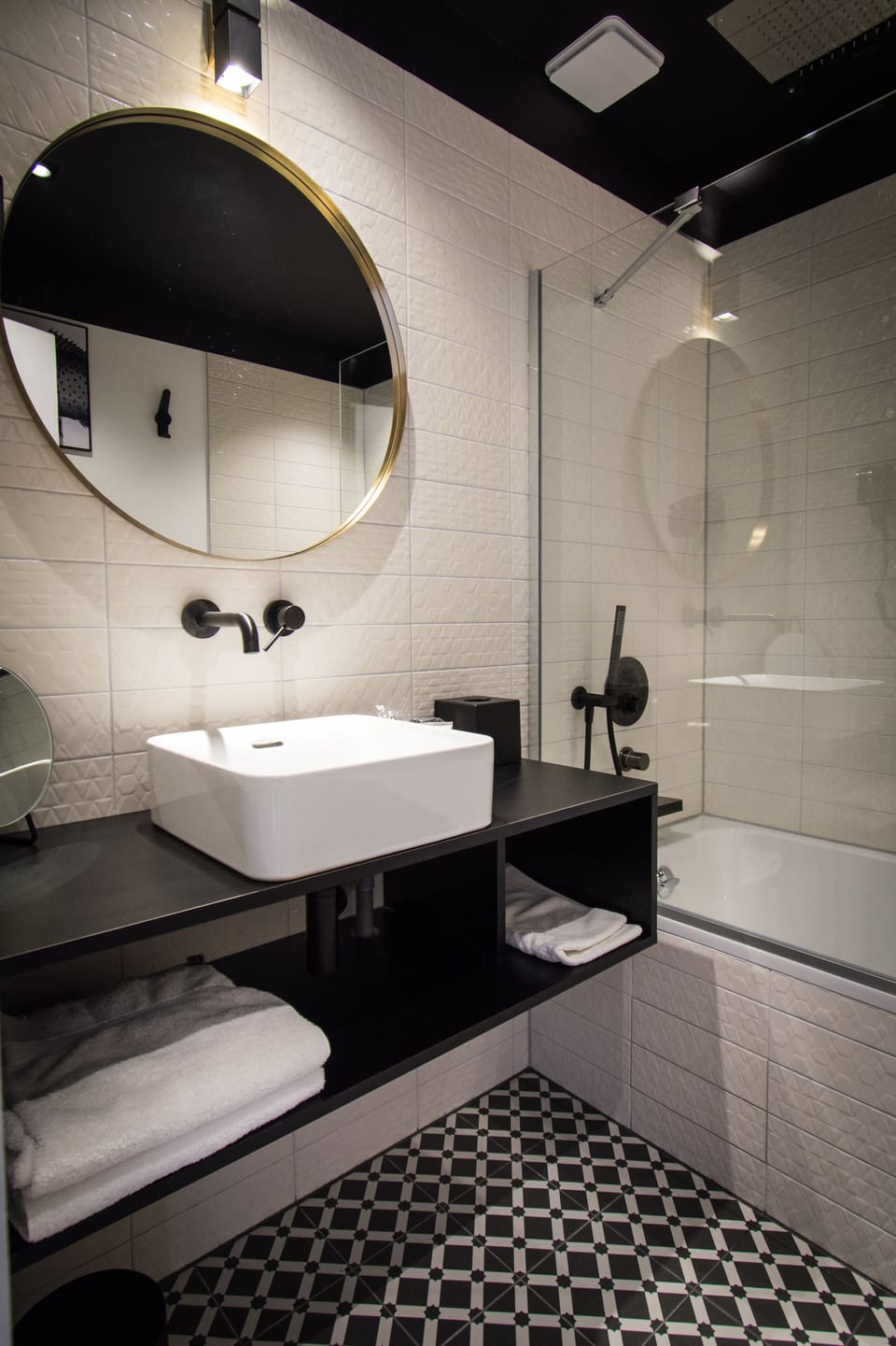 Classic Double Room | Bathroom | Free toiletries, hair dryer, bathrobes, towels