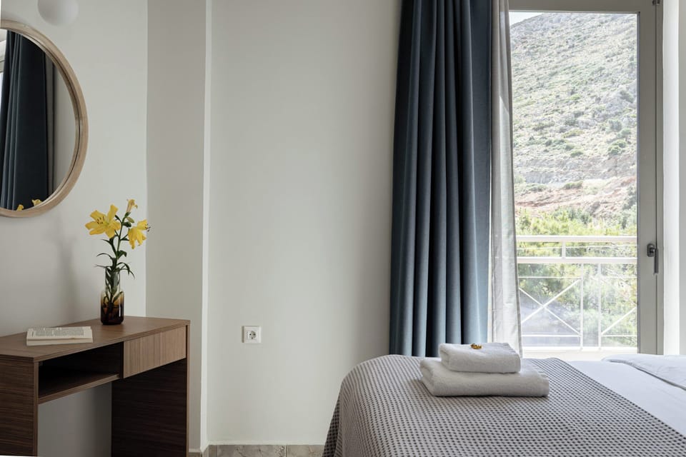 1 bedroom, premium bedding, in-room safe, desk