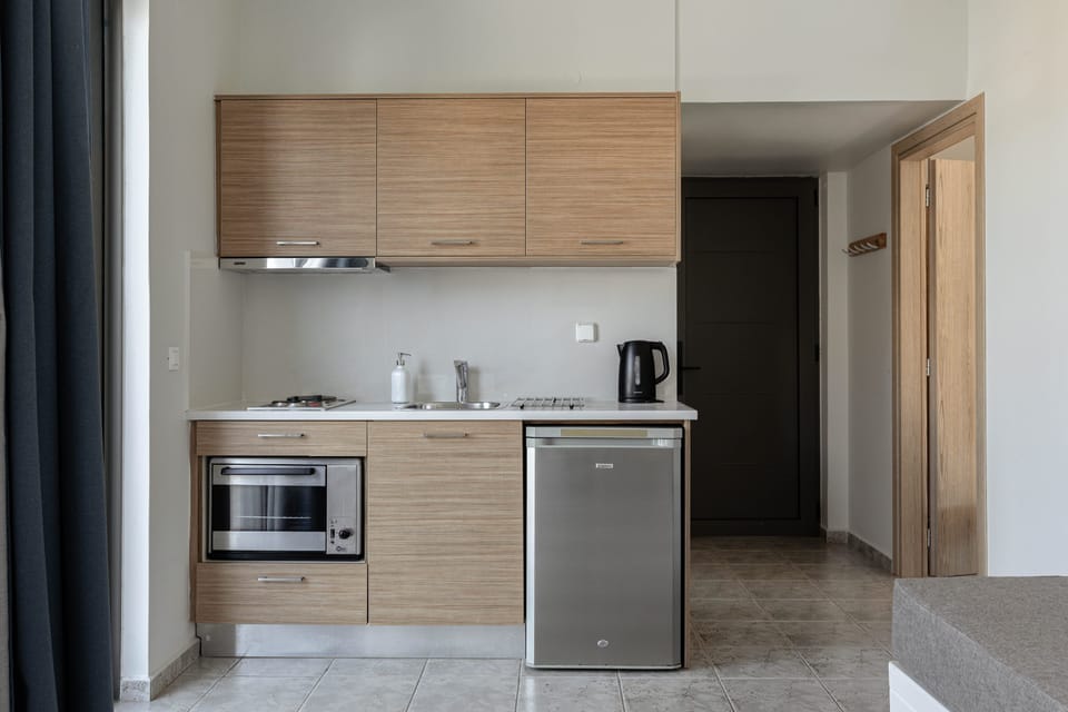 Coffee/tea maker, fridge, stovetop, electric kettle