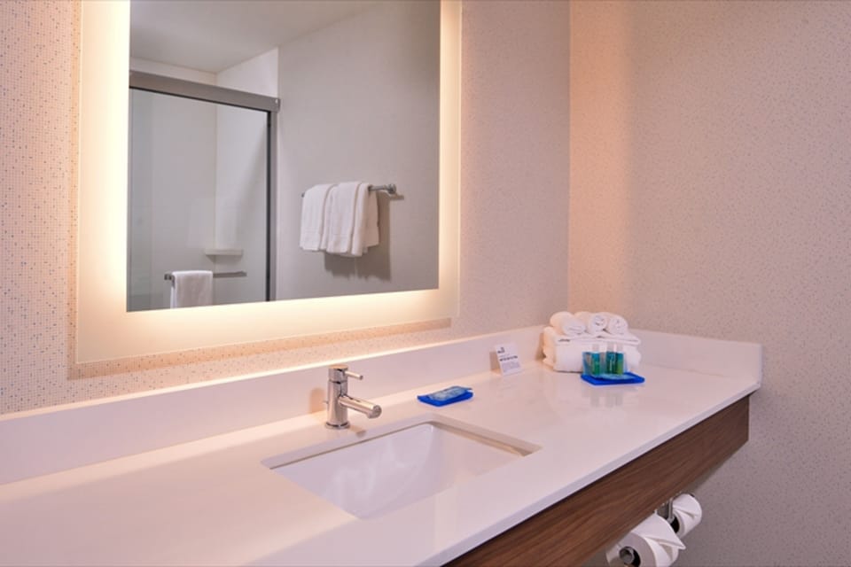 Combined shower/tub, free toiletries, hair dryer, towels