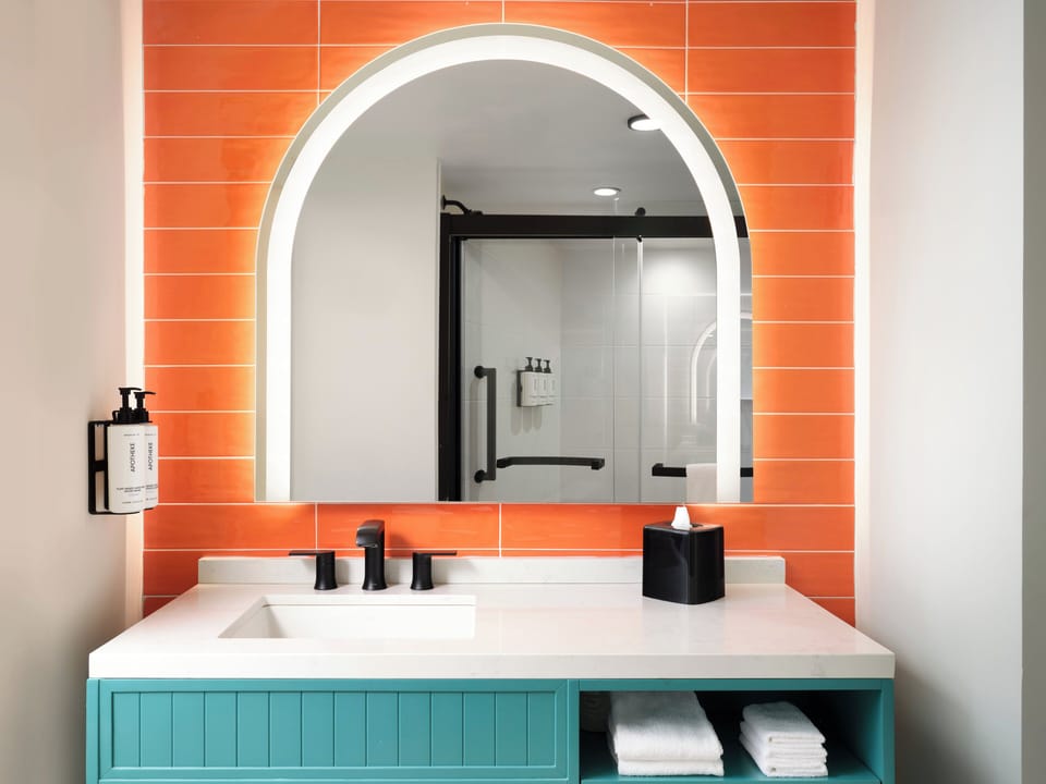 Combined shower/tub, free toiletries, hair dryer, towels