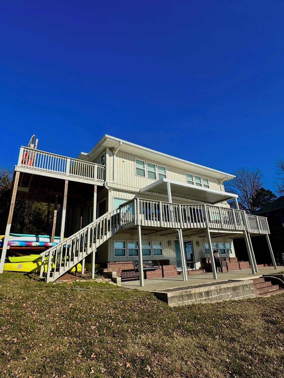 Your perfect lakefront getaway—just steps from the water!