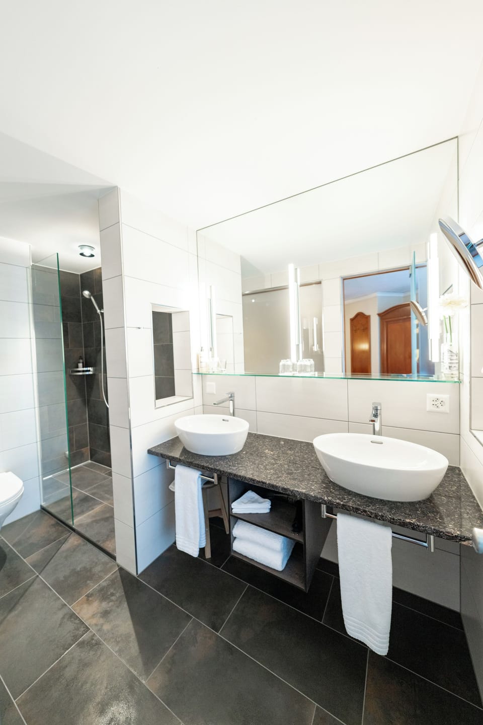 Deluxe Double Room | Bathroom | Free toiletries, hair dryer, towels