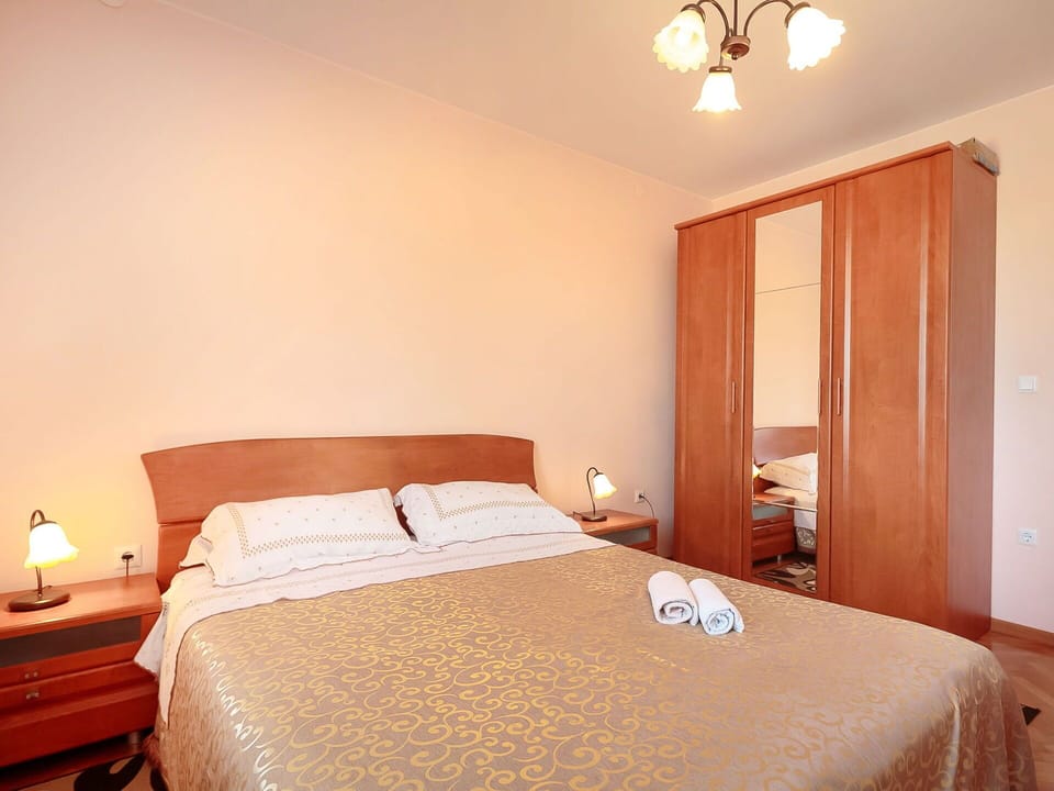 Bedroom, Bed, Room, Furniture, Bed Sheet, Bedding, Property, Mattress, Bed Frame, Wall