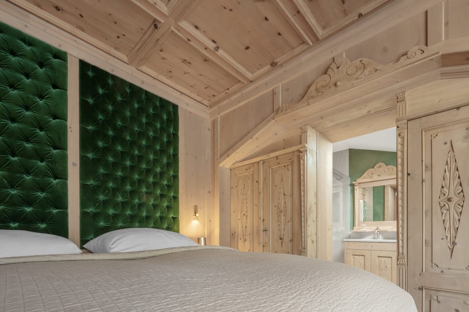 Premium bedding, down comforters, in-room safe, blackout drapes