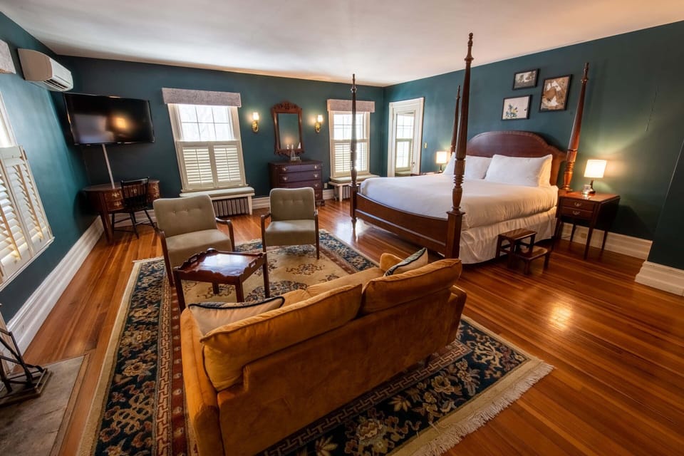 Grand Deluxe King | Premium bedding, iron/ironing board, free WiFi, bed sheets