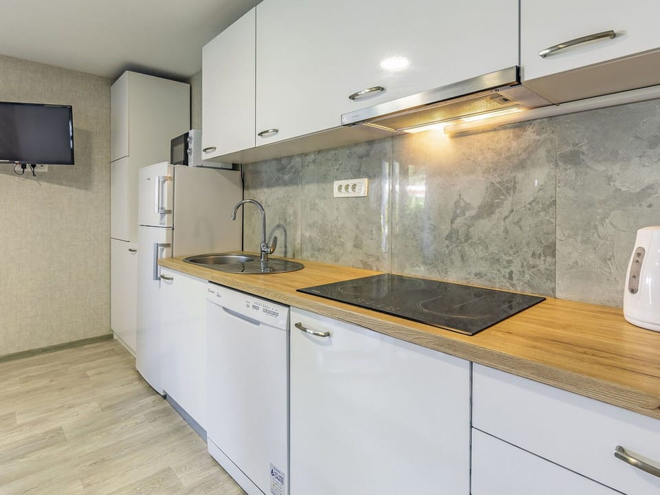 Tap, Kitchen Sink, Cabinetry, Countertop, Sink, Property, Plumbing Fixture, Kitchen Stove, Kitchen, Kitchen Appliance