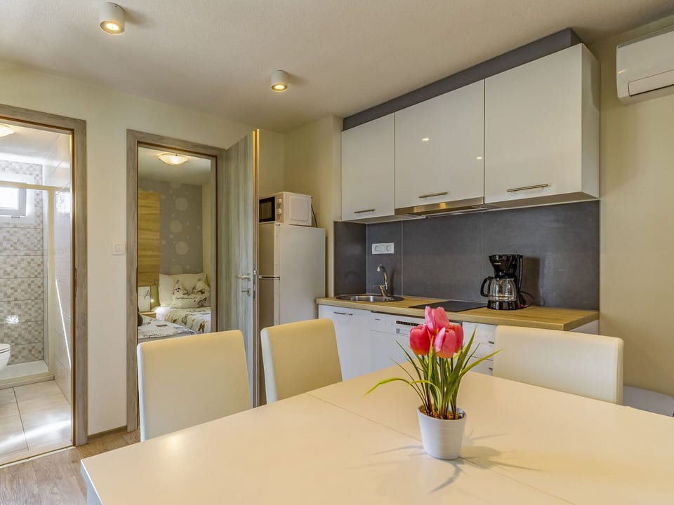 Table, Flower, Property, Furniture, Countertop, Building, Cabinetry, Plant, Chair, Interior Design