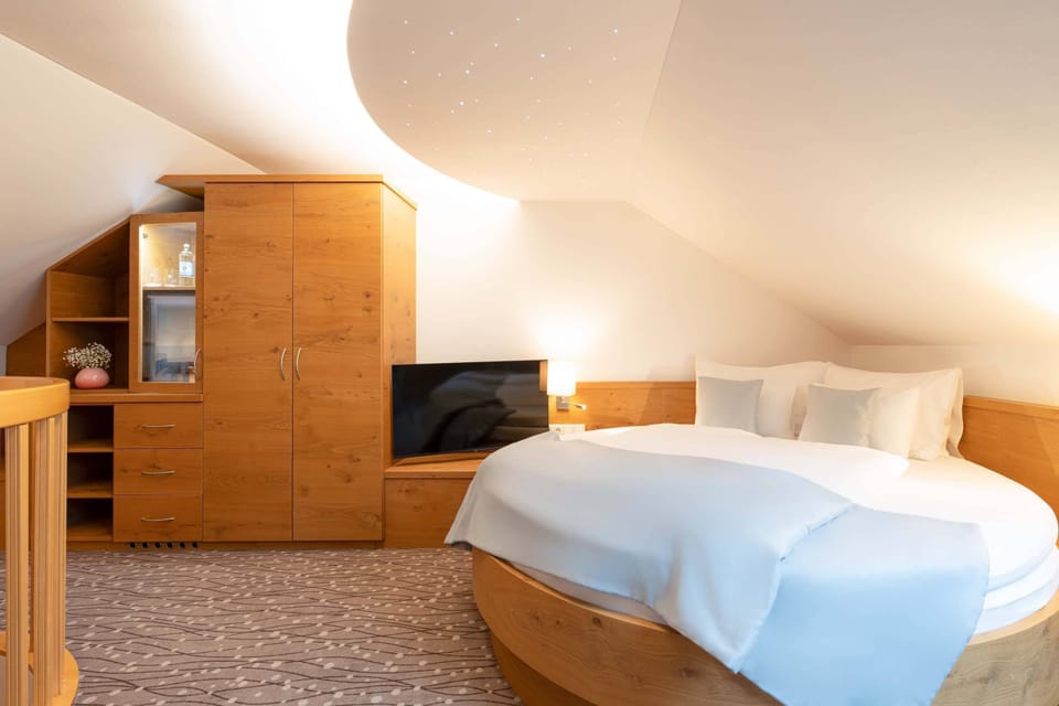 Comfort Suite, 1 Bedroom, Non Smoking, Balcony | Hypo-allergenic bedding available, pillowtop beds, minibar, in-room safe