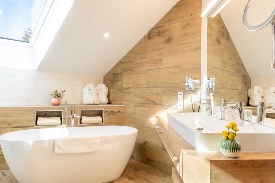 Deluxe Suite, 1 Bedroom, Non Smoking, Balcony | Bathroom | Hair dryer, towels, soap