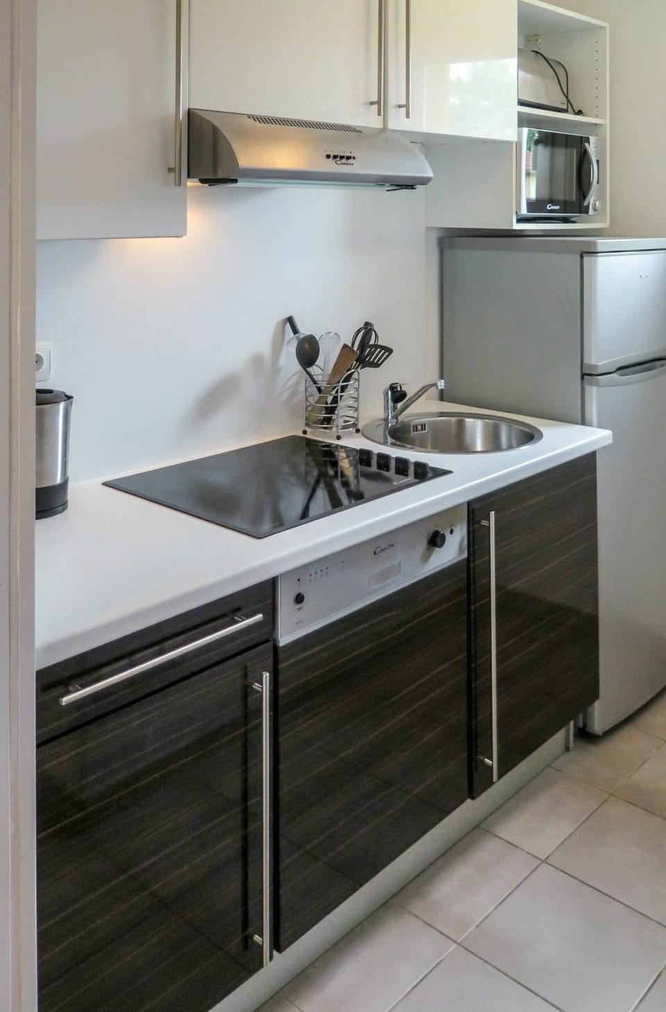 Sink, Countertop, Property, Room, Kitchen, Kitchen Sink, Cabinetry, Tap, Furniture, Bathroom Sink