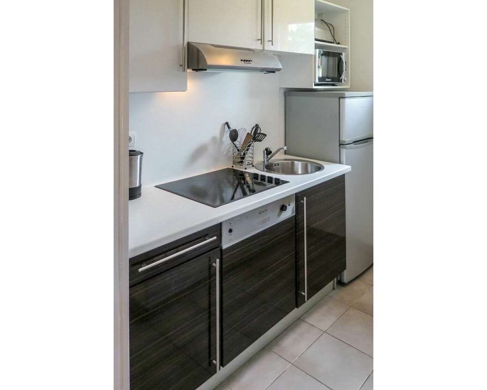 Sink, Countertop, Property, Room, Kitchen, Kitchen Sink, Cabinetry, Tap, Furniture, Bathroom Sink