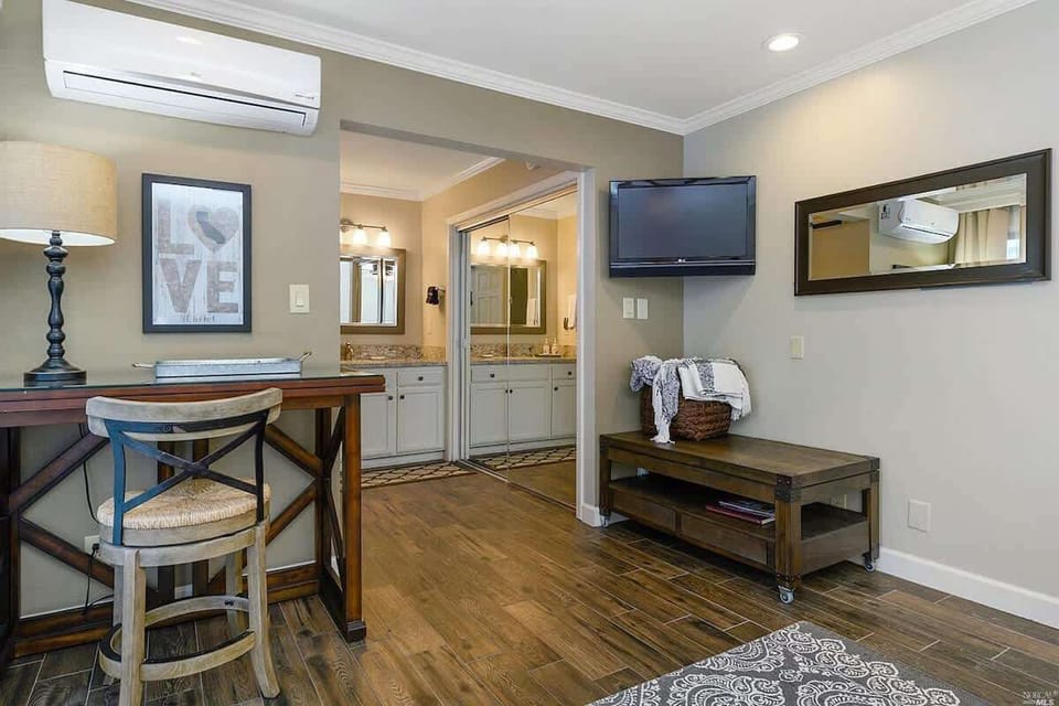 Discover a haven of tranquility and style in this fully renovated room, where contemporary comforts blend seamlessly with classic sophistication. 