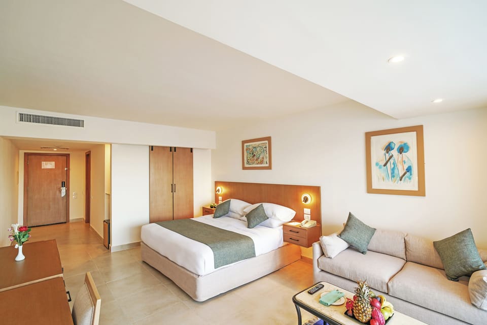 Premium Room, Sea View | Egyptian cotton sheets, down comforters, minibar, in-room safe