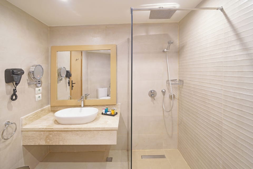 Premium Room, Sea View | Bathroom | Bathtub, free toiletries, hair dryer, bathrobes