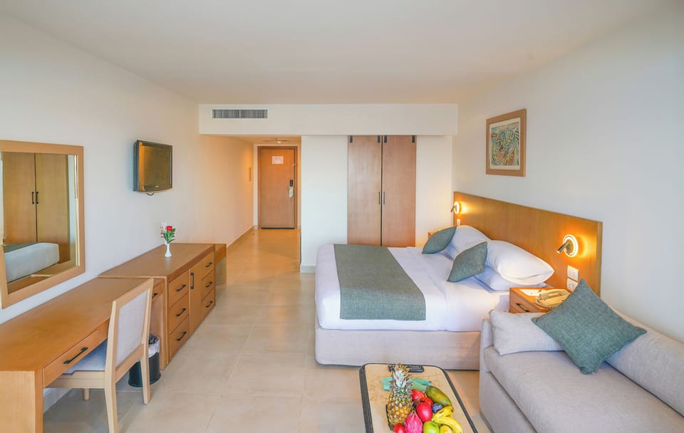 Premium Room, Sea View | Egyptian cotton sheets, down comforters, minibar, in-room safe