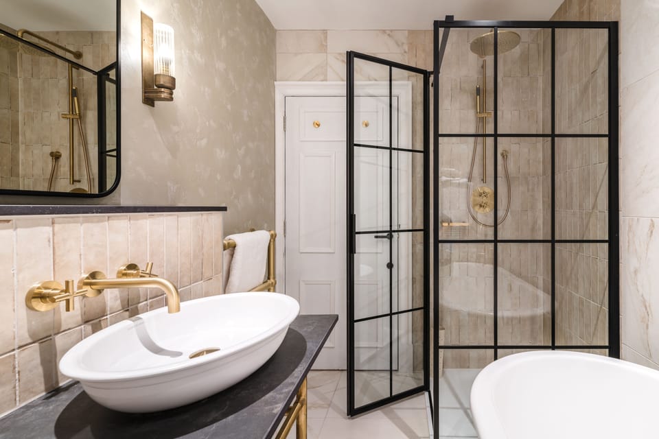 Atholl Suite | Bathroom | Shower, free toiletries, hair dryer, towels
