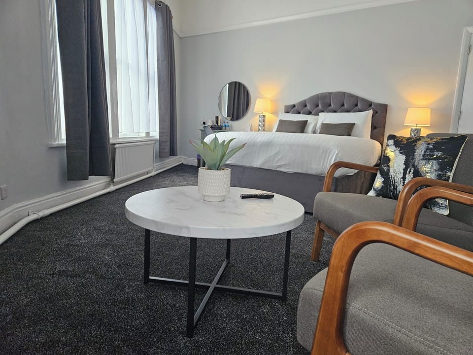 Executive Room, 1 Double Bed, Non Smoking | Desk, iron/ironing board, free WiFi, bed sheets