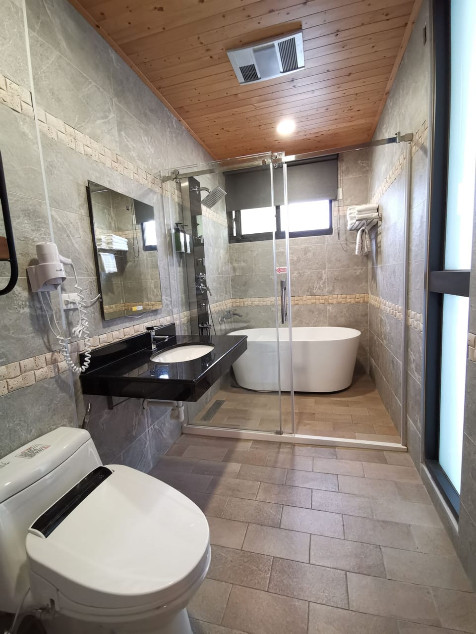 Deluxe Quadruple Room | Bathroom | Free toiletries, hair dryer, slippers, towels