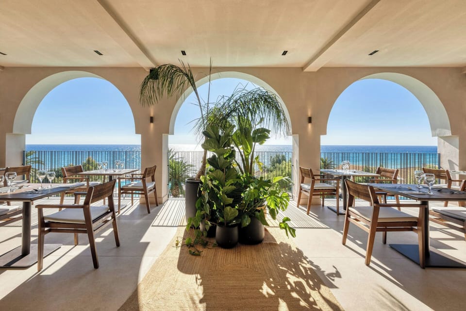 4 restaurants; breakfast, lunch, and dinner served
