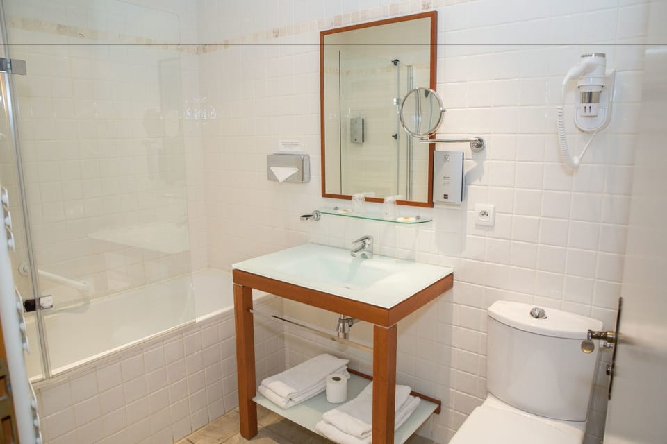 Twin Room, Kitchenette | Bathroom | Free toiletries, hair dryer, towels