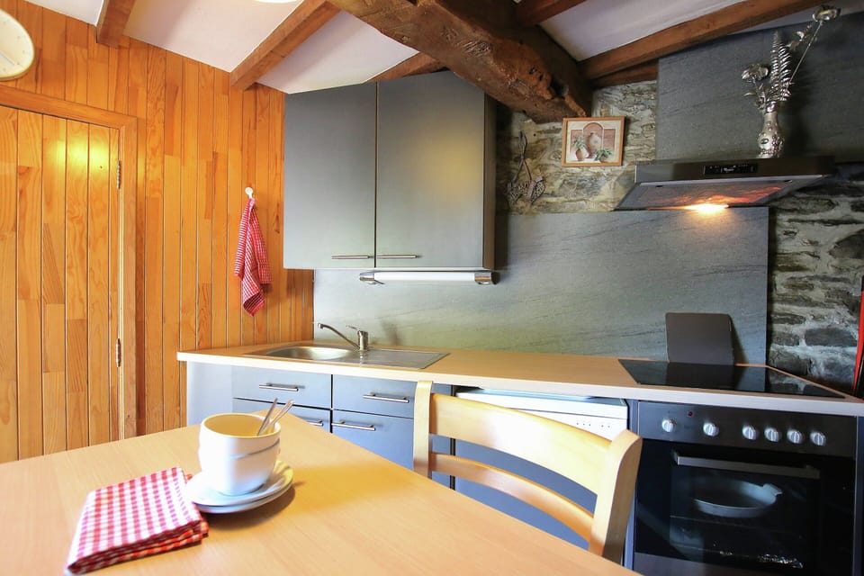 Cottage | Private kitchen | Electric kettle, toaster, cookware/dishes/utensils